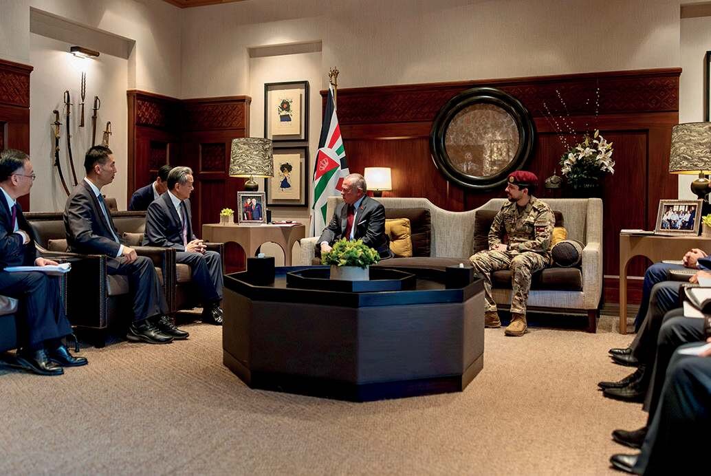 Çin Dışişleri Bakanı Wang Yi ve Ürdün Kralı II. Abdullah, Amman, 15 Aralık 2025 (Fotoğraf: China Daily, 2025).