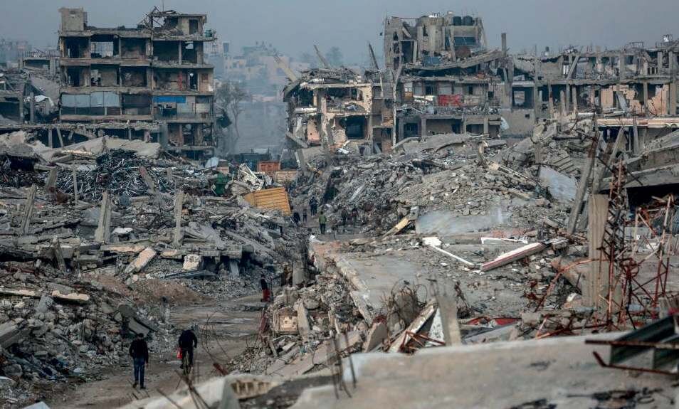 Gazze şehrinin Zeitoun mahallesinde enkaz arasında yürüyen halk, 27 Kasım 2025 (Fotoğraf: China Daily, 2025).