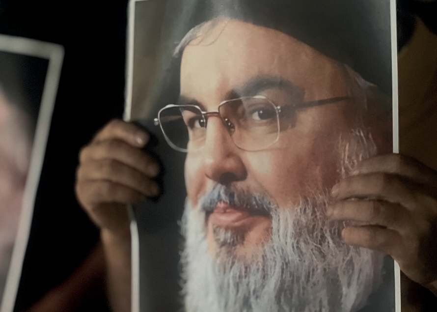 Seyyed Hasan Nasrallah’ın fotoğraflarını taşıyan destekçileri, Saida, 28 Eylül 2024 (Fotoğraf: CGTN, 2024).