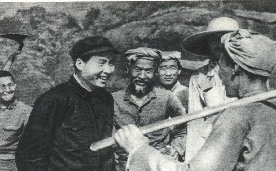 Mao Zedung’un Yan’an’da Yangjialing köylüleriyle görüşmesi (Fotoğraf: CPC News, 2025).
