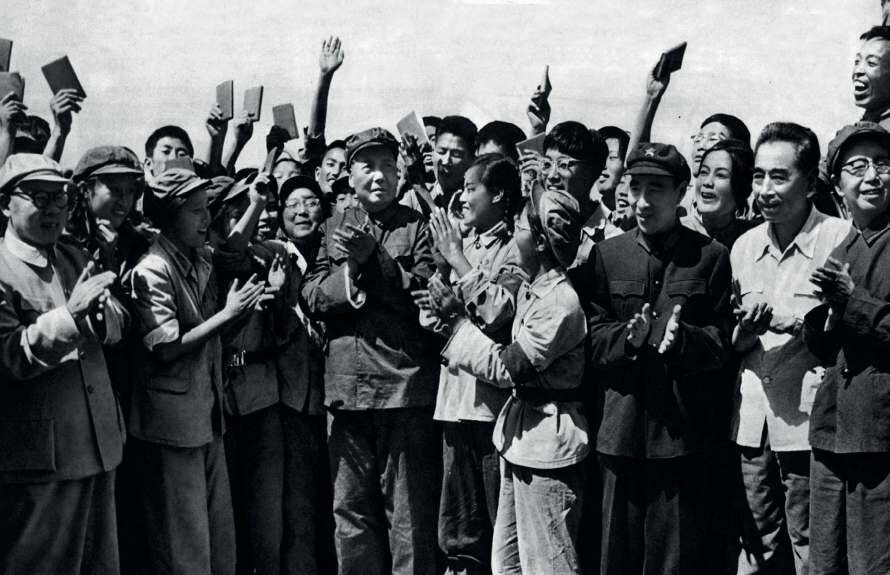 Mao Zedung’un Kızıl Muhafızlar ile devrimci öğretmen ve öğrenci temsilcilerini kabulü, 18 Ağustos 1966 (Fotoğraf: Mao Zedong Database, 1966).