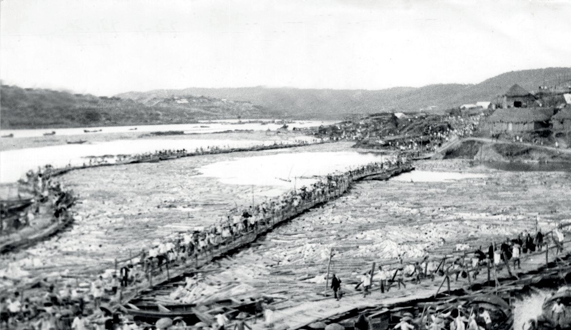 Büyük İleri Atılım sırasında kitlesel emek seferberliği, Hubei, 1958 (Fotoğraf: China Photographers Association, 2021).