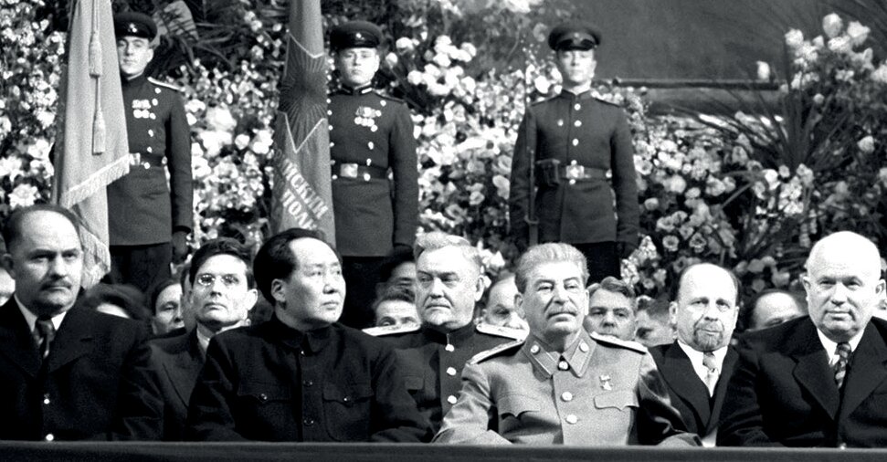 Mao Zedung ve Josef Stalin, Moskova, 21 Aralık 1949 (Fotoğraf: Russian State Central Museum of Cinema and Photography, 2021).