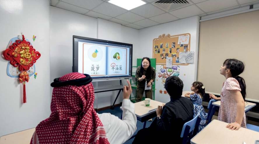 Cidde Wisdom House Çin Eğitim Enstitüsü’nde Çince dersi, 20 Ekim 2024 (Fotoğraf: Su Yunhua/Nanfang+, 2024).